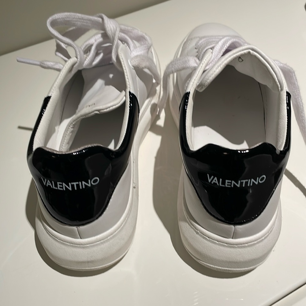 VALENTINO BY MARIO VALENTINO Fresia Low Top Sneaker (size 10 but fits 9.5)